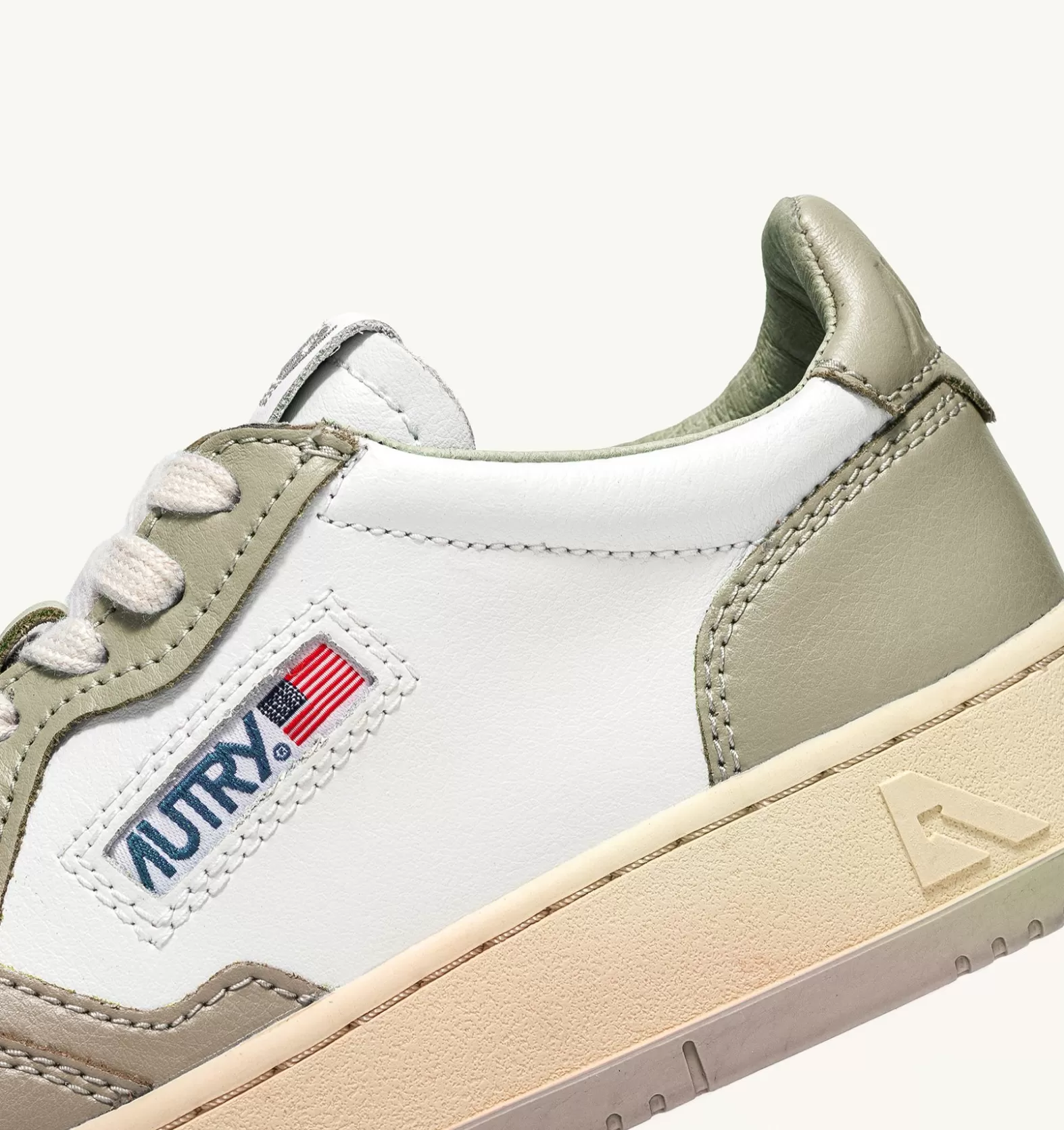 Medalist^AUTRY Bicolor Medalist Low Sneakers In White And Dove Gray Leather