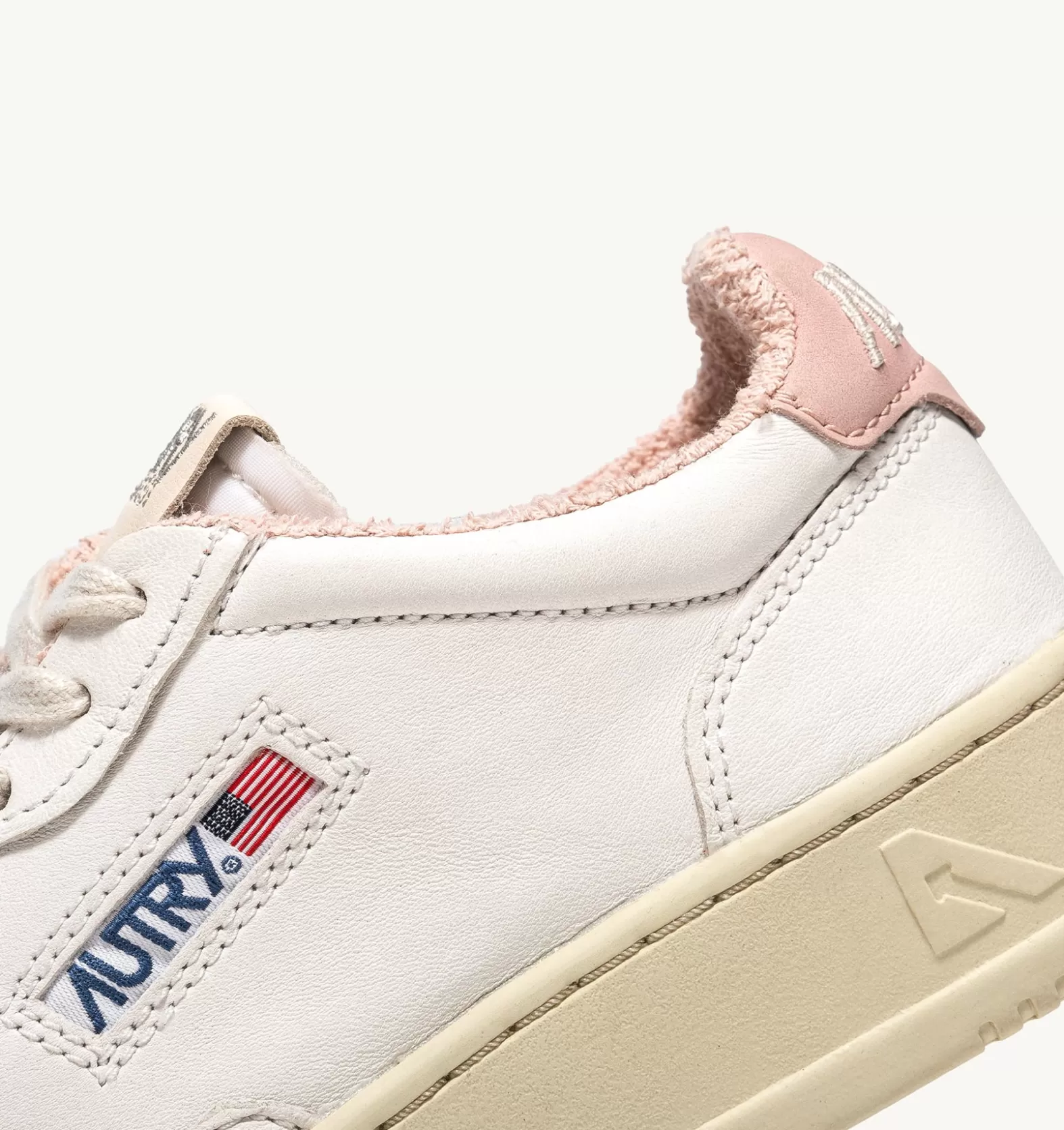 Medalist^AUTRY Medalist Low Sneaker In Pelle Morbida Di Capra E Spugna Color Bianco E Powder
