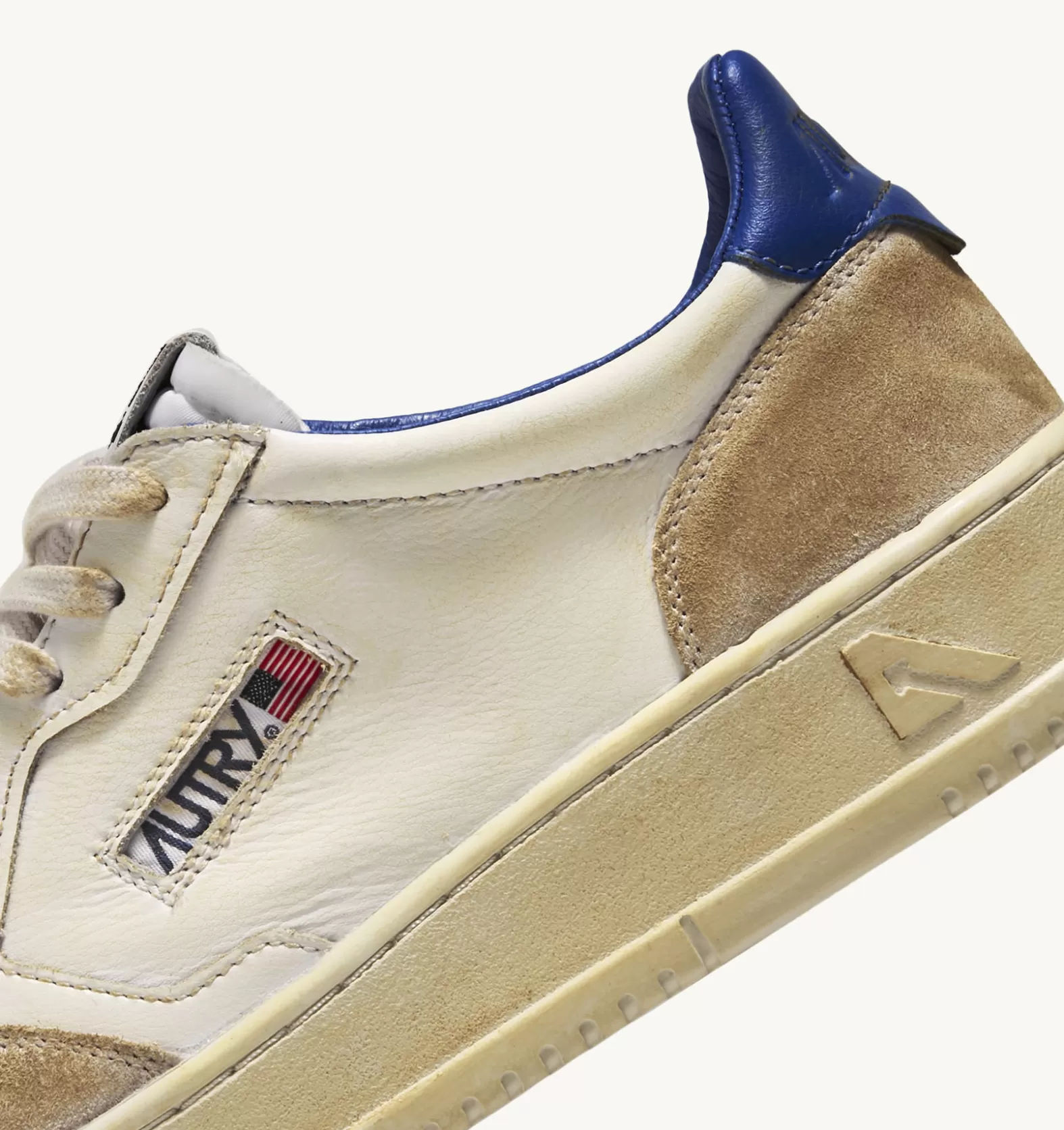 Super Vintage^AUTRY Super Vintage Medalist Low Sneakers In White And Blue Yellowing Effect Leather